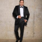 Francisco Saavedra Instagram – Seguimos disfrutando de la hermosa noche chilena en @elfestivaldevina 🇨🇱❤️ junto a @losbunkersoficial @wenafreire y @youngcister ⭐

Estilismo: @juanjosesotofalcon
Traje, camisa y humita: @sastreriacalabrese
Anillo y colleras: @jmgdesigner.official @josemariagonitutera
Zapatos: @hushpuppiescl
Cosmetología: @carolyngutierrezrojas
Maquillaje: @gabyolivo_
Pelo: @johnperez_hair   @jonaroja_s

📸 @matigentillon