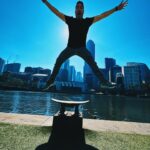 Francisco Saavedra Instagram - Día 0 Paseando por Melbourne y mañana camino a Filipinas para comenzar el Rodaje de #SociosPorElMundo3 hoy conocimos lugares preciosos y comimos un hot dog de camarones
