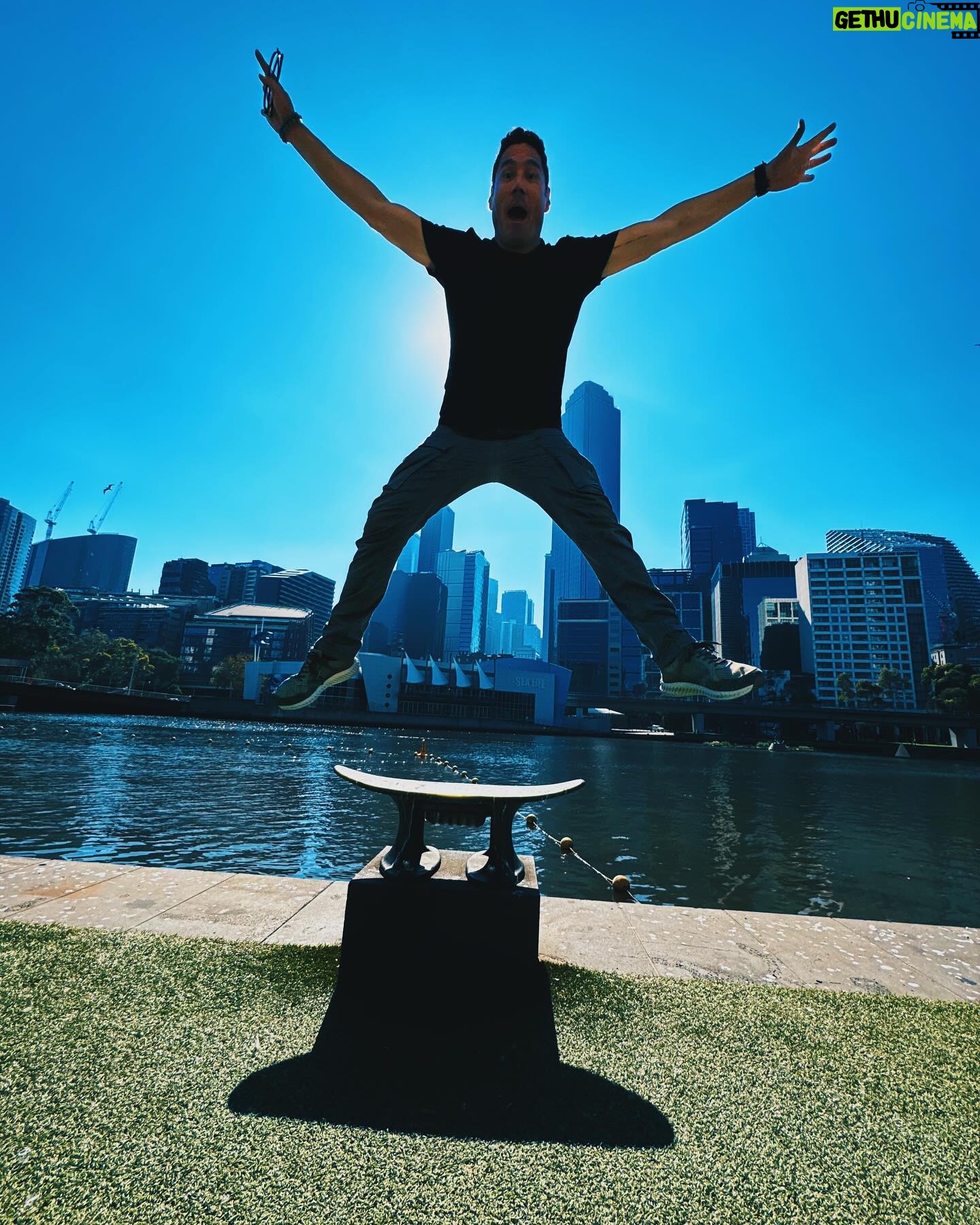 Francisco Saavedra Instagram - Día 0 Paseando por Melbourne y mañana camino a Filipinas para comenzar el Rodaje de #SociosPorElMundo3 hoy conocimos lugares preciosos y comimos un hot dog de camarones