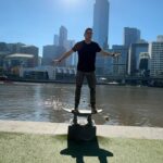 Francisco Saavedra Instagram - Día 0 Paseando por Melbourne y mañana camino a Filipinas para comenzar el Rodaje de #SociosPorElMundo3 hoy conocimos lugares preciosos y comimos un hot dog de camarones