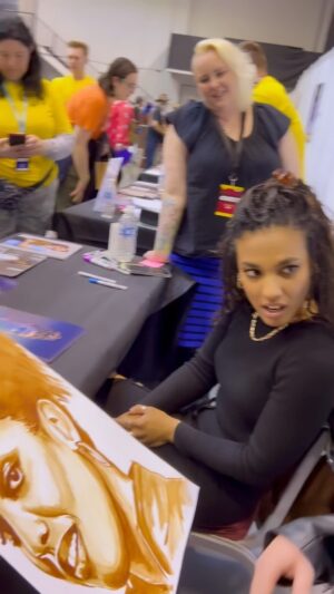 Freema Agyeman Instagram - Presenting the super lovely @freemaofficial with her COFFEE portrait at todays @walescomiccon ☕️ 

Safe to say she loved it! ♥️ 

#freemaagyeman #doctorwho #torchwood #sense8 #coffeeart #coffeepainting #nathanwyburn