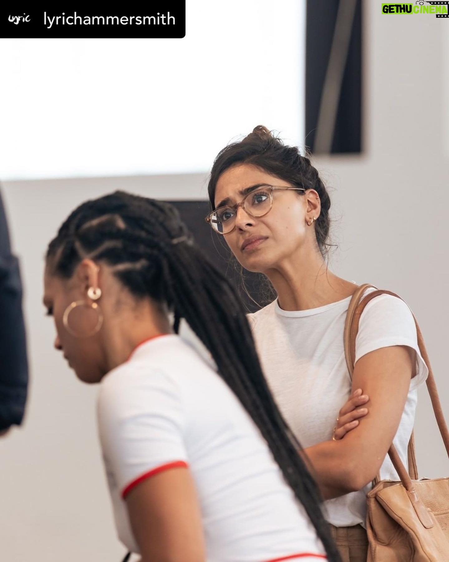 Freema Agyeman Instagram - •Posted @withregram• @lyrichammersmith Step inside the rehearsal room of #GodOfCarnageLyric coming soon from 01 Sep. @bbcdoctorwho and Dreamland star Freema Agyeman returns to the stage for this blistering dark comedy along with Ariyon Bakare (@darkmaterialsofficial), Dinita Gohil (The Father and the Assassin) and Martin Hutson (Small Island). Book tickets from £10 now at the link in our bio. 📷 @_otherrichard #YasminaReza #ChristopherHampton #GodOfCarnage #DoctorWho #HisDarkMaterials #AriyonBakare #DinitaGohil #MartinHutson #LyricHammersmithTheatre