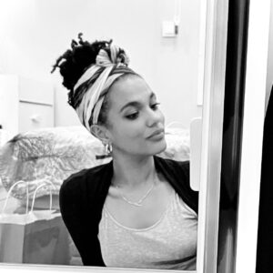 Freema Agyeman Instagram - SIMPLIFY.
•
•
One of my favourite comfort words.
Hope you find comfort and healing during this lunation. Happy New Moon fam! 🌚🌑🖤
#simplify #mondaymusing