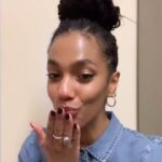 Freema Agyeman Instagram - FamBam!! Happy Monday!! Thought I’d say hello with a moving visage this week - bit too far out of my comfort zone to do a Live (unless I had @tlabine with me! 🫶😋) so sending love from the baby slopes of interconnectivity city instead. Just wanna say I’m still here, it’s still me operating this account & still seeing all your comms & feeling all your love & constantly grateful for all of it. The world is on fire & my spirit feels heavy, but continually looking both inward & outward for how to proceed as a conduit for light. Have a present & peaceful week y’all. #mondaymusing #ceasefirenow ❤️🖤🤍💚