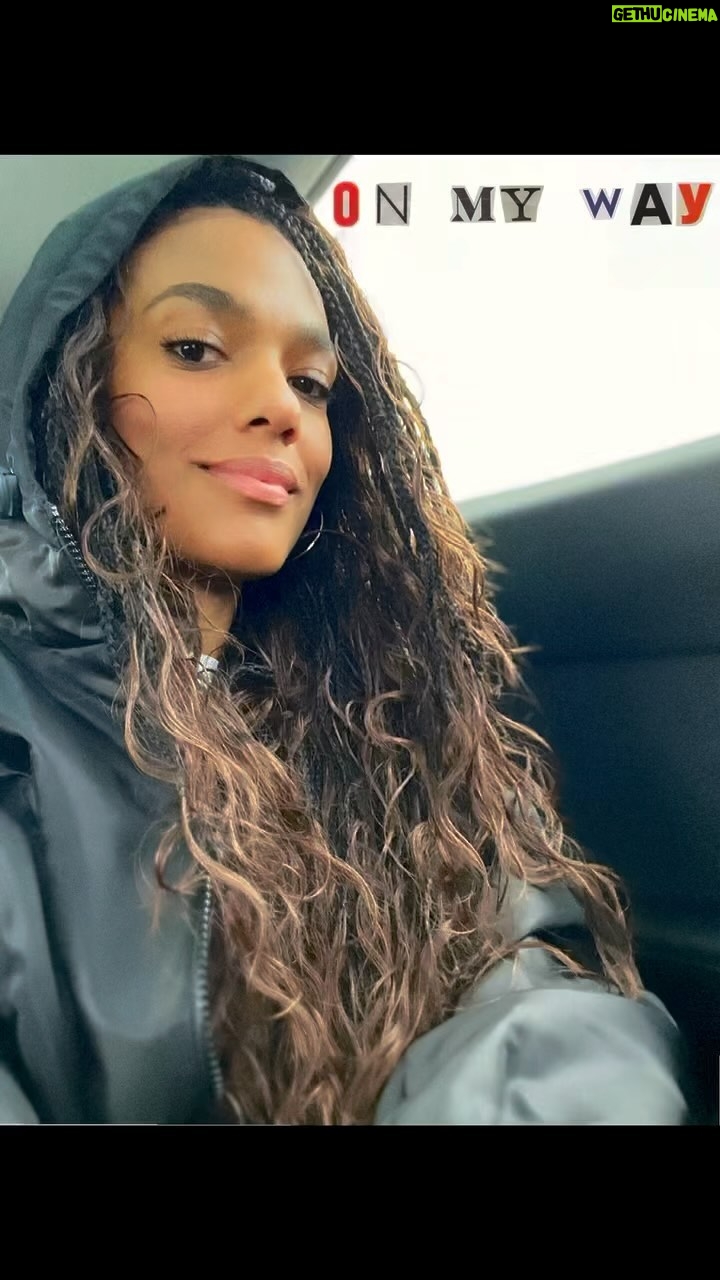Freema Agyeman Instagram - Legit all this talk of funfairs during #Dreamland promo got me like LEGGOOO!!!! 👉👉👉 Thank you @ThorpeParkOfficial for scratching that itch!! Epic day out - still buzzing!!! A #mondaymusing reminder to do something that scares you - and I’m not just talking about an adrenalin rush on a banging rollercoaster!!! …although that totes works too! 🤪🤪 Step out your comfort zone now and again and feel the blood pump bbes!!🤘🤘Happy Monday!!!!