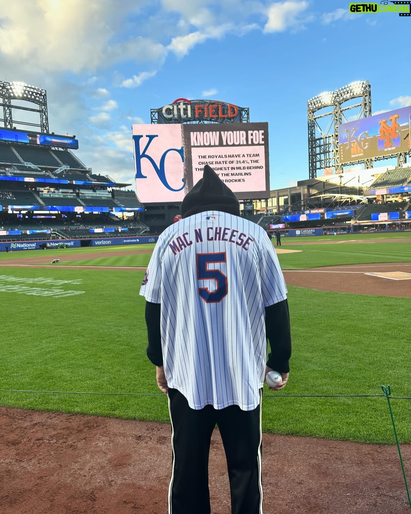 French Montana Instagram - JUST THREW THAT FIRST PITCH ! Tell the @mets send that contract ! Steve letβs negotiate πππ½ββοΈ