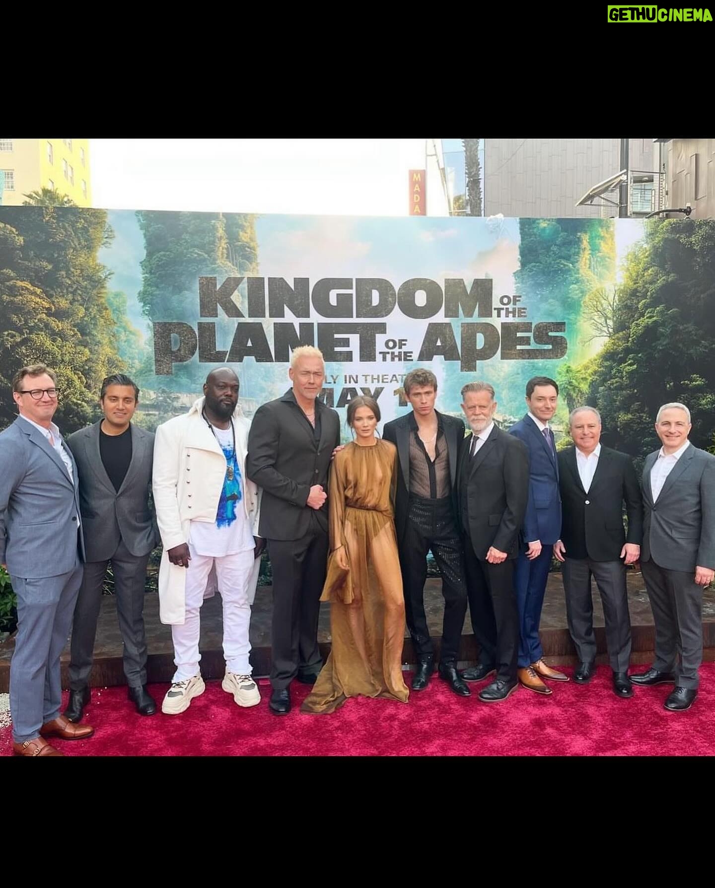 Freya Allan Instagram - Thank you @ysl a dream to wear one of your dresses at the LA premiere @apesmovies @katesynnottmakeup @bobbyeliot @aimeecroysdill @alexgharper