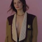 Freya Allan Instagram – Thank you all for such a joyful shoot! @lofficielbrasil 

Photo @richardmachadophotography 
Styling @lucianobortolotti wearing @louisvuitton 
Beauty @fernandissimo 
Creative director @raphamendonca 
Hair stylist @lucaslisboabeauty 
Nails @sonialima.nails 
Set designer @galpaooito 
Set coordinator @joclerturmina 
Photo assistant @babiperina beauty assistant @lariantonelli 
Special thanks to Simon Shwarz
Catering @roccopanne 

This shoot and interview was conducted prior the the SAG-AFTRA strike.