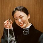 Fuka Koshiba Instagram - この度、2024エランドール新人賞を受賞させて頂きました☺︎✨ 昨年は「天使の耳」から始まり、「波よ聞いてくれ」「転職の魔王様」「フェルマーの料理」「あきない世傳　金と銀」と本当に様々な役を演じさせて頂きました(｡・・｡) 自分の中でも、沢山学ばせて頂いた年だったなという実感があったので、この様な素晴らしい賞を頂けて本当に嬉しかったです☺️ 色々な役を与えてくださった各関係者の皆様、 そして、作品を楽しみに観てくださって皆様のお陰です😌 本当に感謝の気持ちでいっぱいですm(_ _)m✨ この賞に恥じない様に、今年も、そしてこれからも精進してまいります🙇‍♀️✨ ありがとうございました😊✨ ⁡ ⁡ そして本日第4話の放送があった「大奥」。 観てくださった方、ありがとうございました✨ 絶賛撮影中ですが、これから先、回を増すごとに どんどん切ない展開です。 どんどん引き込まれる展開です。 もう台本読んでるだけで、苦しく辛いです。 ぜひ見届けて下さいませm(_ _)m ⁡ ⁡ #エランドール新人賞 ⁡#大奥 ⁡ P.S. このタキシードドレスが素敵すぎて（ ; ; ）✨ めちゃお気に入りです。 @dior