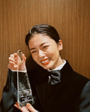 Fuka Koshiba Instagram - この度、2024エランドール新人賞を受賞させて頂きました☺︎✨
昨年は「天使の耳」から始まり、「波よ聞いてくれ」「転職の魔王様」「フェルマーの料理」「あきない世傳　金と銀」と本当に様々な役を演じさせて頂きました(｡・・｡)
自分の中でも、沢山学ばせて頂いた年だったなという実感があったので、この様な素晴らしい賞を頂けて本当に嬉しかったです☺️
色々な役を与えてくださった各関係者の皆様、
そして、作品を楽しみに観てくださって皆様のお陰です😌
本当に感謝の気持ちでいっぱいですm(_ _)m✨
この賞に恥じない様に、今年も、そしてこれからも精進してまいります🙇‍♀️✨
ありがとうございました😊✨
⁡
⁡
そして本日第4話の放送があった「大奥」。
観てくださった方、ありがとうございました✨
絶賛撮影中ですが、これから先、回を増すごとに
どんどん切ない展開です。
どんどん引き込まれる展開です。
もう台本読んでるだけで、苦しく辛いです。
ぜひ見届けて下さいませm(_ _)m
⁡
⁡
#エランドール新人賞
⁡#大奥
⁡
P.S.
このタキシードドレスが素敵すぎて（ ; ; ）✨
めちゃお気に入りです。
@dior