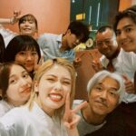 Fuka Koshiba Instagram - 「波よ聞いてくれ」 無事最終回を終えました☺︎ 観てくださった皆さん、 本当にありがとうございました😊 なんとなんと！ DVDの発売が決定しましたー🥳 詳しい情報は、 公式ホームページをご覧ください♪ ⁡ いやぁ、正直に言いますと 最初に鼓田ミナレを演じると分かった時、 本当に不安しかなかったんです😂 怒涛の1人喋りを、 どうやったら飽きさせないでいられるか。 ただうるさく、口が悪くて良く喋る女性ではなく、 どうやったら麻藤さんが「面白い」と思ってくれる魅力的な人物になるのか。 そもそも、私自身と似ている部分だったり、共感できる要素があまりにも少ないというか、無いというかで「なぜ私なんだ？！」と思っていました😂 最初の打ち合わせでも、プロデューサーさんや監督に「不安です！」と言ってしまうくらい想像がつかなくて、不安でした。 プロデューサーの高崎さんとお仕事させて頂くのは、今回で４度目だったのですが、不安がる私に 「なぜこの役を小芝にオファーしたのか」 と言うのを、凄い熱量で語って下さって…。 まだ自信は持てないけど、期待にはお応えしたいという気持ちだけで臨もうと思っていました。 ⁡ ところが！ まず衣装合わせでテンションが爆上がり😆 カッコよくてオシャレで、 着てもワクワク、見ててもワクワクで✨ あ！「鼓田ミナレのootd」投稿も好評で嬉しかったです☺️ そして金髪に濃いめのメイク💄 台本を読んでもピンと来なかったものが 衣装とメイクに助けられました(｡・・｡) ⁡ そして本読み！ 初めてキャストが揃って読んでみれば… 皆さんの声とキャラクターの良さ！！ このメンバーだったら ハチャメチャなストーリーも 絶対面白くなる…！とドキドキしたのを覚えております😌 ⁡ そしていざクランクインしてみれば… もう楽しくて楽しくて😂 もちろん大変なことも多かったけど、 スタッフさんはみんなすごく優しくて温かい人たちばかりだし、 キャストの皆さんは楽しい人ばかりで、お芝居の掛け合いも面白くてっ✨ あとミナレの語彙力の凄さ😆 セリフを喋るのが楽しいのなんの笑笑 最初の不安はなんだったんだと言うくらい、 ミナレを演じるのが楽しくなりました😂 沢山壁はあったけど、 この役を演じられて本当に良かったなと、 今では心から思います(｡・・｡) 新しい挑戦をさせてくれた事に とても感謝しております😌✨ ⁡ そして観てくださった皆さん！ 「面白かったよ」と温かいコメントを 沢山ありがとうございました🙇‍♀️✨ 皆さんのコメントを読むと、元気をもらえて、 さらにミナレがパワーアップしました😂 ⁡ この作品に関わっているすべての方 この作品を楽しみに待っていてくれたすべての方 本当にありがとうございました☺︎✨ ⁡ ⁡ あっ！ あとねあとね！ クランクアップした時に、スタッフさんから 表彰してもらいました😂😂 「強烈マシンガントーク＆ありえないような量のセリフを覚えたで賞」ですって✨ ドラマのクランクアップで表彰して頂いたの初めてで、ここでもスタッフさん達の愛を感じました😳 いやぁ、こんなの自分で言うのはどうなんだろうと思いつつ、、、 ⁡ 「よくセリフ覚えた！！よく喋ったよ私！！」笑 ⁡ #波よ聞いてくれ #最高っ😆