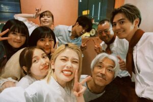 Fuka Koshiba Instagram - 「波よ聞いてくれ」
無事最終回を終えました☺︎
観てくださった皆さん、
本当にありがとうございました😊
なんとなんと！
DVDの発売が決定しましたー🥳
詳しい情報は、
公式ホームページをご覧ください♪
⁡
いやぁ、正直に言いますと
最初に鼓田ミナレを演じると分かった時、
本当に不安しかなかったんです😂
怒涛の1人喋りを、
どうやったら飽きさせないでいられるか。
ただうるさく、口が悪くて良く喋る女性ではなく、
どうやったら麻藤さんが「面白い」と思ってくれる魅力的な人物になるのか。
そもそも、私自身と似ている部分だったり、共感できる要素があまりにも少ないというか、無いというかで「なぜ私なんだ？！」と思っていました😂
最初の打ち合わせでも、プロデューサーさんや監督に「不安です！」と言ってしまうくらい想像がつかなくて、不安でした。
プロデューサーの高崎さんとお仕事させて頂くのは、今回で４度目だったのですが、不安がる私に
「なぜこの役を小芝にオファーしたのか」
と言うのを、凄い熱量で語って下さって…。
まだ自信は持てないけど、期待にはお応えしたいという気持ちだけで臨もうと思っていました。
⁡
ところが！
まず衣装合わせでテンションが爆上がり😆
カッコよくてオシャレで、
着てもワクワク、見ててもワクワクで✨
あ！「鼓田ミナレのootd」投稿も好評で嬉しかったです☺️
そして金髪に濃いめのメイク💄
台本を読んでもピンと来なかったものが
衣装とメイクに助けられました(｡・・｡)
⁡
そして本読み！
初めてキャストが揃って読んでみれば…
皆さんの声とキャラクターの良さ！！
このメンバーだったら
ハチャメチャなストーリーも
絶対面白くなる…！とドキドキしたのを覚えております😌
⁡
そしていざクランクインしてみれば…
もう楽しくて楽しくて😂
もちろん大変なことも多かったけど、
スタッフさんはみんなすごく優しくて温かい人たちばかりだし、
キャストの皆さんは楽しい人ばかりで、お芝居の掛け合いも面白くてっ✨
あとミナレの語彙力の凄さ😆
セリフを喋るのが楽しいのなんの笑笑
最初の不安はなんだったんだと言うくらい、
ミナレを演じるのが楽しくなりました😂
沢山壁はあったけど、
この役を演じられて本当に良かったなと、
今では心から思います(｡・・｡)
新しい挑戦をさせてくれた事に
とても感謝しております😌✨
⁡
そして観てくださった皆さん！
「面白かったよ」と温かいコメントを
沢山ありがとうございました🙇‍♀️✨
皆さんのコメントを読むと、元気をもらえて、
さらにミナレがパワーアップしました😂
⁡
この作品に関わっているすべての方
この作品を楽しみに待っていてくれたすべての方
本当にありがとうございました☺︎✨
⁡
⁡
あっ！
あとねあとね！
クランクアップした時に、スタッフさんから
表彰してもらいました😂😂
「強烈マシンガントーク＆ありえないような量のセリフを覚えたで賞」ですって✨
ドラマのクランクアップで表彰して頂いたの初めてで、ここでもスタッフさん達の愛を感じました😳

いやぁ、こんなの自分で言うのはどうなんだろうと思いつつ、、、
⁡
「よくセリフ覚えた！！よく喋ったよ私！！」笑
⁡
#波よ聞いてくれ
#最高っ😆