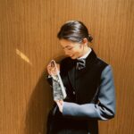 Fuka Koshiba Instagram - この度、2024エランドール新人賞を受賞させて頂きました☺︎✨ 昨年は「天使の耳」から始まり、「波よ聞いてくれ」「転職の魔王様」「フェルマーの料理」「あきない世傳　金と銀」と本当に様々な役を演じさせて頂きました(｡・・｡) 自分の中でも、沢山学ばせて頂いた年だったなという実感があったので、この様な素晴らしい賞を頂けて本当に嬉しかったです☺️ 色々な役を与えてくださった各関係者の皆様、 そして、作品を楽しみに観てくださって皆様のお陰です😌 本当に感謝の気持ちでいっぱいですm(_ _)m✨ この賞に恥じない様に、今年も、そしてこれからも精進してまいります🙇‍♀️✨ ありがとうございました😊✨ ⁡ ⁡ そして本日第4話の放送があった「大奥」。 観てくださった方、ありがとうございました✨ 絶賛撮影中ですが、これから先、回を増すごとに どんどん切ない展開です。 どんどん引き込まれる展開です。 もう台本読んでるだけで、苦しく辛いです。 ぜひ見届けて下さいませm(_ _)m ⁡ ⁡ #エランドール新人賞 ⁡#大奥 ⁡ P.S. このタキシードドレスが素敵すぎて（ ; ; ）✨ めちゃお気に入りです。 @dior