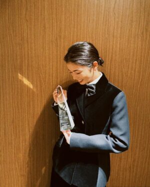 Fuka Koshiba Instagram - この度、2024エランドール新人賞を受賞させて頂きました☺︎✨
昨年は「天使の耳」から始まり、「波よ聞いてくれ」「転職の魔王様」「フェルマーの料理」「あきない世傳　金と銀」と本当に様々な役を演じさせて頂きました(｡・・｡)
自分の中でも、沢山学ばせて頂いた年だったなという実感があったので、この様な素晴らしい賞を頂けて本当に嬉しかったです☺️
色々な役を与えてくださった各関係者の皆様、
そして、作品を楽しみに観てくださって皆様のお陰です😌
本当に感謝の気持ちでいっぱいですm(_ _)m✨
この賞に恥じない様に、今年も、そしてこれからも精進してまいります🙇‍♀️✨
ありがとうございました😊✨
⁡
⁡
そして本日第4話の放送があった「大奥」。
観てくださった方、ありがとうございました✨
絶賛撮影中ですが、これから先、回を増すごとに
どんどん切ない展開です。
どんどん引き込まれる展開です。
もう台本読んでるだけで、苦しく辛いです。
ぜひ見届けて下さいませm(_ _)m
⁡
⁡
#エランドール新人賞
⁡#大奥
⁡
P.S.
このタキシードドレスが素敵すぎて（ ; ; ）✨
めちゃお気に入りです。
@dior