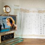 Fuka Koshiba Instagram - 「波よ聞いてくれ」 無事最終回を終えました☺︎ 観てくださった皆さん、 本当にありがとうございました😊 なんとなんと！ DVDの発売が決定しましたー🥳 詳しい情報は、 公式ホームページをご覧ください♪ ⁡ いやぁ、正直に言いますと 最初に鼓田ミナレを演じると分かった時、 本当に不安しかなかったんです😂 怒涛の1人喋りを、 どうやったら飽きさせないでいられるか。 ただうるさく、口が悪くて良く喋る女性ではなく、 どうやったら麻藤さんが「面白い」と思ってくれる魅力的な人物になるのか。 そもそも、私自身と似ている部分だったり、共感できる要素があまりにも少ないというか、無いというかで「なぜ私なんだ？！」と思っていました😂 最初の打ち合わせでも、プロデューサーさんや監督に「不安です！」と言ってしまうくらい想像がつかなくて、不安でした。 プロデューサーの高崎さんとお仕事させて頂くのは、今回で４度目だったのですが、不安がる私に 「なぜこの役を小芝にオファーしたのか」 と言うのを、凄い熱量で語って下さって…。 まだ自信は持てないけど、期待にはお応えしたいという気持ちだけで臨もうと思っていました。 ⁡ ところが！ まず衣装合わせでテンションが爆上がり😆 カッコよくてオシャレで、 着てもワクワク、見ててもワクワクで✨ あ！「鼓田ミナレのootd」投稿も好評で嬉しかったです☺️ そして金髪に濃いめのメイク💄 台本を読んでもピンと来なかったものが 衣装とメイクに助けられました(｡・・｡) ⁡ そして本読み！ 初めてキャストが揃って読んでみれば… 皆さんの声とキャラクターの良さ！！ このメンバーだったら ハチャメチャなストーリーも 絶対面白くなる…！とドキドキしたのを覚えております😌 ⁡ そしていざクランクインしてみれば… もう楽しくて楽しくて😂 もちろん大変なことも多かったけど、 スタッフさんはみんなすごく優しくて温かい人たちばかりだし、 キャストの皆さんは楽しい人ばかりで、お芝居の掛け合いも面白くてっ✨ あとミナレの語彙力の凄さ😆 セリフを喋るのが楽しいのなんの笑笑 最初の不安はなんだったんだと言うくらい、 ミナレを演じるのが楽しくなりました😂 沢山壁はあったけど、 この役を演じられて本当に良かったなと、 今では心から思います(｡・・｡) 新しい挑戦をさせてくれた事に とても感謝しております😌✨ ⁡ そして観てくださった皆さん！ 「面白かったよ」と温かいコメントを 沢山ありがとうございました🙇‍♀️✨ 皆さんのコメントを読むと、元気をもらえて、 さらにミナレがパワーアップしました😂 ⁡ この作品に関わっているすべての方 この作品を楽しみに待っていてくれたすべての方 本当にありがとうございました☺︎✨ ⁡ ⁡ あっ！ あとねあとね！ クランクアップした時に、スタッフさんから 表彰してもらいました😂😂 「強烈マシンガントーク＆ありえないような量のセリフを覚えたで賞」ですって✨ ドラマのクランクアップで表彰して頂いたの初めてで、ここでもスタッフさん達の愛を感じました😳 いやぁ、こんなの自分で言うのはどうなんだろうと思いつつ、、、 ⁡ 「よくセリフ覚えた！！よく喋ったよ私！！」笑 ⁡ #波よ聞いてくれ #最高っ😆