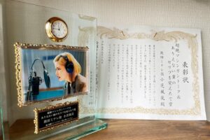 Fuka Koshiba Instagram - 「波よ聞いてくれ」
無事最終回を終えました☺︎
観てくださった皆さん、
本当にありがとうございました😊
なんとなんと！
DVDの発売が決定しましたー🥳
詳しい情報は、
公式ホームページをご覧ください♪
⁡
いやぁ、正直に言いますと
最初に鼓田ミナレを演じると分かった時、
本当に不安しかなかったんです😂
怒涛の1人喋りを、
どうやったら飽きさせないでいられるか。
ただうるさく、口が悪くて良く喋る女性ではなく、
どうやったら麻藤さんが「面白い」と思ってくれる魅力的な人物になるのか。
そもそも、私自身と似ている部分だったり、共感できる要素があまりにも少ないというか、無いというかで「なぜ私なんだ？！」と思っていました😂
最初の打ち合わせでも、プロデューサーさんや監督に「不安です！」と言ってしまうくらい想像がつかなくて、不安でした。
プロデューサーの高崎さんとお仕事させて頂くのは、今回で４度目だったのですが、不安がる私に
「なぜこの役を小芝にオファーしたのか」
と言うのを、凄い熱量で語って下さって…。
まだ自信は持てないけど、期待にはお応えしたいという気持ちだけで臨もうと思っていました。
⁡
ところが！
まず衣装合わせでテンションが爆上がり😆
カッコよくてオシャレで、
着てもワクワク、見ててもワクワクで✨
あ！「鼓田ミナレのootd」投稿も好評で嬉しかったです☺️
そして金髪に濃いめのメイク💄
台本を読んでもピンと来なかったものが
衣装とメイクに助けられました(｡・・｡)
⁡
そして本読み！
初めてキャストが揃って読んでみれば…
皆さんの声とキャラクターの良さ！！
このメンバーだったら
ハチャメチャなストーリーも
絶対面白くなる…！とドキドキしたのを覚えております😌
⁡
そしていざクランクインしてみれば…
もう楽しくて楽しくて😂
もちろん大変なことも多かったけど、
スタッフさんはみんなすごく優しくて温かい人たちばかりだし、
キャストの皆さんは楽しい人ばかりで、お芝居の掛け合いも面白くてっ✨
あとミナレの語彙力の凄さ😆
セリフを喋るのが楽しいのなんの笑笑
最初の不安はなんだったんだと言うくらい、
ミナレを演じるのが楽しくなりました😂
沢山壁はあったけど、
この役を演じられて本当に良かったなと、
今では心から思います(｡・・｡)
新しい挑戦をさせてくれた事に
とても感謝しております😌✨
⁡
そして観てくださった皆さん！
「面白かったよ」と温かいコメントを
沢山ありがとうございました🙇‍♀️✨
皆さんのコメントを読むと、元気をもらえて、
さらにミナレがパワーアップしました😂
⁡
この作品に関わっているすべての方
この作品を楽しみに待っていてくれたすべての方
本当にありがとうございました☺︎✨
⁡
⁡
あっ！
あとねあとね！
クランクアップした時に、スタッフさんから
表彰してもらいました😂😂
「強烈マシンガントーク＆ありえないような量のセリフを覚えたで賞」ですって✨
ドラマのクランクアップで表彰して頂いたの初めてで、ここでもスタッフさん達の愛を感じました😳

いやぁ、こんなの自分で言うのはどうなんだろうと思いつつ、、、
⁡
「よくセリフ覚えた！！よく喋ったよ私！！」笑
⁡
#波よ聞いてくれ
#最高っ😆