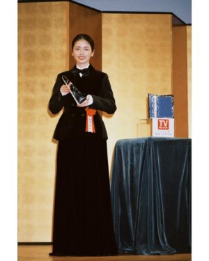 Fuka Koshiba Instagram - この度、2024エランドール新人賞を受賞させて頂きました☺︎✨
昨年は「天使の耳」から始まり、「波よ聞いてくれ」「転職の魔王様」「フェルマーの料理」「あきない世傳　金と銀」と本当に様々な役を演じさせて頂きました(｡・・｡)
自分の中でも、沢山学ばせて頂いた年だったなという実感があったので、この様な素晴らしい賞を頂けて本当に嬉しかったです☺️
色々な役を与えてくださった各関係者の皆様、
そして、作品を楽しみに観てくださって皆様のお陰です😌
本当に感謝の気持ちでいっぱいですm(_ _)m✨
この賞に恥じない様に、今年も、そしてこれからも精進してまいります🙇‍♀️✨
ありがとうございました😊✨
⁡
⁡
そして本日第4話の放送があった「大奥」。
観てくださった方、ありがとうございました✨
絶賛撮影中ですが、これから先、回を増すごとに
どんどん切ない展開です。
どんどん引き込まれる展開です。
もう台本読んでるだけで、苦しく辛いです。
ぜひ見届けて下さいませm(_ _)m
⁡
⁡
#エランドール新人賞
⁡#大奥
⁡
P.S.
このタキシードドレスが素敵すぎて（ ; ; ）✨
めちゃお気に入りです。
@dior