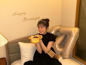 Fuka Koshiba Instagram - 27歳になりました😊👑

これからもご縁を大切に、

誠実に作品と向き合い、

周りにいる、支えてくれている
大切な人達への感謝を忘れず、

精進して行きたいと思います☺︎

27歳の私も
どうぞよろしくお願いしますっ(*´꒳`*)

愛がね、お祝いしてくれました🥂
よく見るホテルでオシャレなやつ😂
「フラッシュ炊いたほうがそれっぽいかな？！」
「カメラ見ないほうがいいかな？！」
「わ！よく見る写真撮れたー！！」
と笑いながら撮影会しました😂

バスクチーズケーキも焼いてくれて、
これがまた美味しいのなんの(｡・・｡)

今年もいっぱい遊んでもらうんだーっ✨

#27歳だぜ🤩