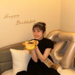 Fuka Koshiba Instagram - 27歳になりました😊👑 これからもご縁を大切に、 誠実に作品と向き合い、 周りにいる、支えてくれている 大切な人達への感謝を忘れず、 精進して行きたいと思います☺︎ 27歳の私も どうぞよろしくお願いしますっ(*´꒳`*) 愛がね、お祝いしてくれました🥂 よく見るホテルでオシャレなやつ😂 「フラッシュ炊いたほうがそれっぽいかな？！」 「カメラ見ないほうがいいかな？！」 「わ！よく見る写真撮れたー！！」 と笑いながら撮影会しました😂 バスクチーズケーキも焼いてくれて、 これがまた美味しいのなんの(｡・・｡) 今年もいっぱい遊んでもらうんだーっ✨ #27歳だぜ🤩