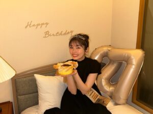 Fuka Koshiba Instagram - 27歳になりました😊👑

これからもご縁を大切に、

誠実に作品と向き合い、

周りにいる、支えてくれている
大切な人達への感謝を忘れず、

精進して行きたいと思います☺︎

27歳の私も
どうぞよろしくお願いしますっ(*´꒳`*)

愛がね、お祝いしてくれました🥂
よく見るホテルでオシャレなやつ😂
「フラッシュ炊いたほうがそれっぽいかな？！」
「カメラ見ないほうがいいかな？！」
「わ！よく見る写真撮れたー！！」
と笑いながら撮影会しました😂

バスクチーズケーキも焼いてくれて、
これがまた美味しいのなんの(｡・・｡)

今年もいっぱい遊んでもらうんだーっ✨

#27歳だぜ🤩