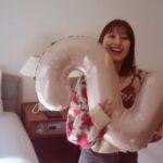 Fuka Koshiba Instagram - 27歳になりました😊👑 これからもご縁を大切に、 誠実に作品と向き合い、 周りにいる、支えてくれている 大切な人達への感謝を忘れず、 精進して行きたいと思います☺︎ 27歳の私も どうぞよろしくお願いしますっ(*´꒳`*) 愛がね、お祝いしてくれました🥂 よく見るホテルでオシャレなやつ😂 「フラッシュ炊いたほうがそれっぽいかな？！」 「カメラ見ないほうがいいかな？！」 「わ！よく見る写真撮れたー！！」 と笑いながら撮影会しました😂 バスクチーズケーキも焼いてくれて、 これがまた美味しいのなんの(｡・・｡) 今年もいっぱい遊んでもらうんだーっ✨ #27歳だぜ🤩
