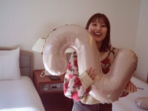 Fuka Koshiba Instagram - 27歳になりました😊👑

これからもご縁を大切に、

誠実に作品と向き合い、

周りにいる、支えてくれている
大切な人達への感謝を忘れず、

精進して行きたいと思います☺︎

27歳の私も
どうぞよろしくお願いしますっ(*´꒳`*)

愛がね、お祝いしてくれました🥂
よく見るホテルでオシャレなやつ😂
「フラッシュ炊いたほうがそれっぽいかな？！」
「カメラ見ないほうがいいかな？！」
「わ！よく見る写真撮れたー！！」
と笑いながら撮影会しました😂

バスクチーズケーキも焼いてくれて、
これがまた美味しいのなんの(｡・・｡)

今年もいっぱい遊んでもらうんだーっ✨

#27歳だぜ🤩