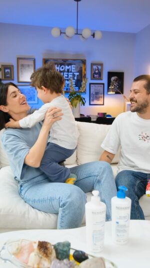 Fulya Zenginer Instagram - Sizinle uzun süredir severek paylaştığım Bizim ailecek cildimiz Bioderma Atoderm serisini artık hepiniz çok iyi tanıyorsunuz diye düşünüyorum💙
Özellikle mevsim değişikliklerinde kuruyan cildimiz için ailecek çözümümüz. 
Cildi nemlendiriyor, besliyor ve en önemlisi cilt bariyerini güçlendiriyor. 
Cilt kuruluğuna karşı benim ailem Atoderm! #CiltKuruluğunaKarşıBenimAilemAtoderm #isbirligi @biodermaturkiye 💙