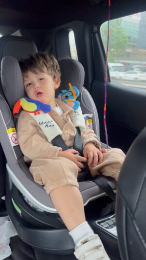 Fulya Zenginer Instagram - Her gün ‘sizinle işe geleceğimmmm’ diye ağlayan bebenin işteki ilk günü 😅
Sahi hepimiz bazen işteyken böyle ağlamak istemiyor muyuz? 😂