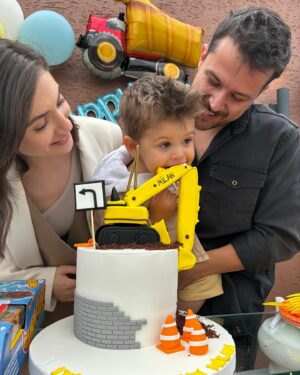 Fulya Zenginer Instagram - Milan 2 yaşında 🎂
İnstagram 100 foto koymama izin versede rahatlasam daha çoook güzel fotolar var 🥲
Bu sene de evde tatlı güzel bir kutlama yaptık Milankuşa,  tabii ki inşaat araçları temalı 🥳
İyi ki var canımız oğlumuz❤️