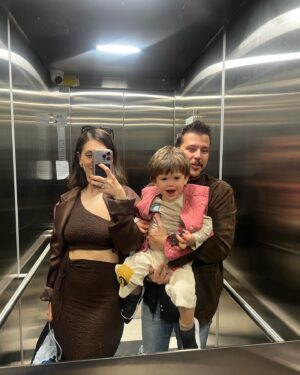 Fulya Zenginer Instagram - Onu bırakıp dışarı çıkacağımız için hiç bozulmuyor canım evladım.
Örnek biri anlayış desen var🫠🫠😅
Haksız mıyım? 😁