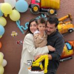 Fulya Zenginer Instagram - Milan 2 yaşında 🎂 İnstagram 100 foto koymama izin versede rahatlasam daha çoook güzel fotolar var 🥲 Bu sene de evde tatlı güzel bir kutlama yaptık Milankuşa, tabii ki inşaat araçları temalı 🥳 İyi ki var canımız oğlumuz❤️