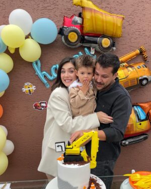 Fulya Zenginer Instagram - Milan 2 yaşında 🎂
İnstagram 100 foto koymama izin versede rahatlasam daha çoook güzel fotolar var 🥲
Bu sene de evde tatlı güzel bir kutlama yaptık Milankuşa,  tabii ki inşaat araçları temalı 🥳
İyi ki var canımız oğlumuz❤️