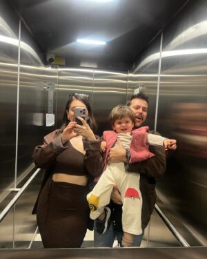 Fulya Zenginer Instagram - Onu bırakıp dışarı çıkacağımız için hiç bozulmuyor canım evladım.
Örnek biri anlayış desen var🫠🫠😅
Haksız mıyım? 😁
