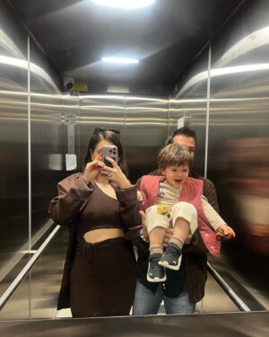 Fulya Zenginer Instagram - Onu bırakıp dışarı çıkacağımız için hiç bozulmuyor canım evladım.
Örnek biri anlayış desen var🫠🫠😅
Haksız mıyım? 😁