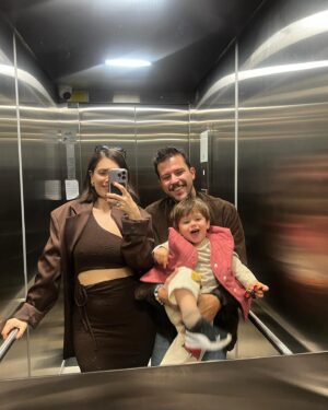 Fulya Zenginer Instagram - Onu bırakıp dışarı çıkacağımız için hiç bozulmuyor canım evladım.
Örnek biri anlayış desen var🫠🫠😅
Haksız mıyım? 😁