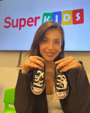 Fulya Zenginer Instagram - Geçtiğimiz 23 Nisan SuperKids ile inanılmaz keyifli bir etkinlik gerçekleştirdik.❤️ Minik katılımcı arkadaşlarımla birlikte Converse boyama atölyesinde buluştuk ve bir birinden keyifli anlar yaşandı.☺️ Sizinle de bu fotoğrafları paylaşmak istedim. Umarım bir sonraki aktivitemizde yeniden bir araya geliriz.
@superkidscomtr @converse.turkiye #işbirliği