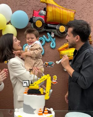 Fulya Zenginer Instagram - Milan 2 yaşında 🎂
İnstagram 100 foto koymama izin versede rahatlasam daha çoook güzel fotolar var 🥲
Bu sene de evde tatlı güzel bir kutlama yaptık Milankuşa,  tabii ki inşaat araçları temalı 🥳
İyi ki var canımız oğlumuz❤️