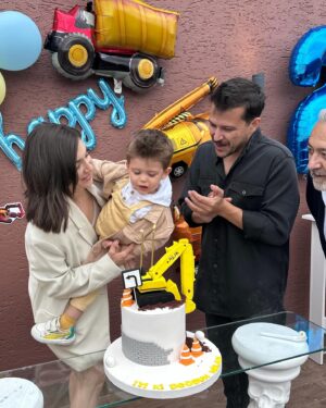 Fulya Zenginer Instagram - Milan 2 yaşında 🎂
İnstagram 100 foto koymama izin versede rahatlasam daha çoook güzel fotolar var 🥲
Bu sene de evde tatlı güzel bir kutlama yaptık Milankuşa,  tabii ki inşaat araçları temalı 🥳
İyi ki var canımız oğlumuz❤️
