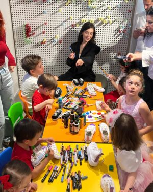 Fulya Zenginer Instagram - Geçtiğimiz 23 Nisan SuperKids ile inanılmaz keyifli bir etkinlik gerçekleştirdik.❤️ Minik katılımcı arkadaşlarımla birlikte Converse boyama atölyesinde buluştuk ve bir birinden keyifli anlar yaşandı.☺️ Sizinle de bu fotoğrafları paylaşmak istedim. Umarım bir sonraki aktivitemizde yeniden bir araya geliriz.
@superkidscomtr @converse.turkiye #işbirliği
