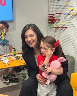 Fulya Zenginer Instagram - Geçtiğimiz 23 Nisan SuperKids ile inanılmaz keyifli bir etkinlik gerçekleştirdik.❤️ Minik katılımcı arkadaşlarımla birlikte Converse boyama atölyesinde buluştuk ve bir birinden keyifli anlar yaşandı.☺️ Sizinle de bu fotoğrafları paylaşmak istedim. Umarım bir sonraki aktivitemizde yeniden bir araya geliriz.
@superkidscomtr @converse.turkiye #işbirliği