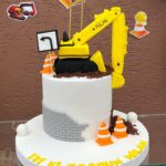 Fulya Zenginer Instagram - Milan 2 yaşında 🎂 İnstagram 100 foto koymama izin versede rahatlasam daha çoook güzel fotolar var 🥲 Bu sene de evde tatlı güzel bir kutlama yaptık Milankuşa, tabii ki inşaat araçları temalı 🥳 İyi ki var canımız oğlumuz❤️