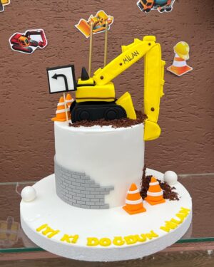 Fulya Zenginer Instagram - Milan 2 yaşında 🎂
İnstagram 100 foto koymama izin versede rahatlasam daha çoook güzel fotolar var 🥲
Bu sene de evde tatlı güzel bir kutlama yaptık Milankuşa,  tabii ki inşaat araçları temalı 🥳
İyi ki var canımız oğlumuz❤️