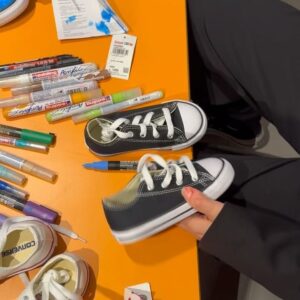 Fulya Zenginer Instagram - Geçtiğimiz 23 Nisan SuperKids ile inanılmaz keyifli bir etkinlik gerçekleştirdik.❤️ Minik katılımcı arkadaşlarımla birlikte Converse boyama atölyesinde buluştuk ve bir birinden keyifli anlar yaşandı.☺️ Sizinle de bu fotoğrafları paylaşmak istedim. Umarım bir sonraki aktivitemizde yeniden bir araya geliriz.
@superkidscomtr @converse.turkiye #işbirliği