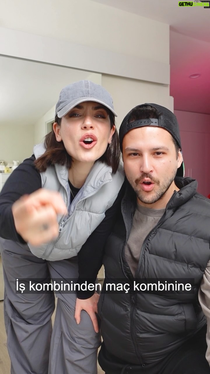 Fulya Zenginer Instagram - İş kombininden maç kombinine nasıl geçiyoruz oynat bakalım😁 Trendyol Süper Ligin sponsoru olmuş ve bu güzel haberi kutlamak için biz de spor kombinlerimizi giyip hemen maça gitmek için hazırlandık. @trendyolcom 🧡 #isbirligi
