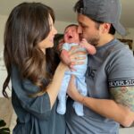 Fulya Zenginer Instagram – Kime daha çok benziyor diyecektik ama Miloşun karnı acıktı 🙈
Küntay&Milan&Fulya ☀️
Fotomuzu da babannemiz çekti 🫶🏻
#milan1haftalık😍
