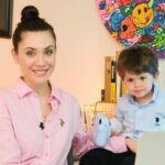 Fulya Zenginer Instagram - Anne olunca anlarsın dediler.. Anladık.. ne güzel şeymiş annelik! ❤️ Ama biz annelerin anlamadığı şeyler de var… Anne olunca sevdiğimiz şeylerden vaz mı geçiyoruz? Anne olunca biz bunları hiç anlamıyoruz, bilmem anlatabildik mi?😉 Anneler günü için Milan Bey’in hediyesi tabiki Boyner’den.🎁 Siz de birbirinden güzel hediye seçenekleri ve kampanyalardan yararlanmak için Boyner’e göz atmayı unutmayın! @boyner #işbirliği