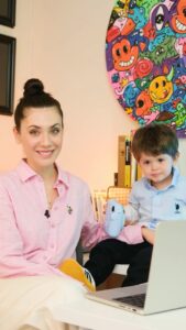 Fulya Zenginer Instagram - Anne olunca anlarsın dediler.. Anladık.. ne güzel şeymiş annelik! ❤️ Ama biz annelerin anlamadığı şeyler de var… Anne olunca sevdiğimiz şeylerden vaz mı geçiyoruz? Anne olunca biz bunları hiç anlamıyoruz, bilmem anlatabildik mi?😉 Anneler günü için Milan Bey’in hediyesi tabiki Boyner’den.🎁 Siz de birbirinden güzel hediye seçenekleri ve kampanyalardan yararlanmak için Boyner’e göz atmayı unutmayın! @boyner #işbirliği
