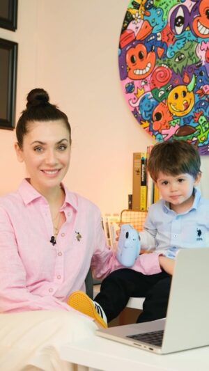 Fulya Zenginer Instagram - Anne olunca anlarsın dediler.. 
Anladık.. ne güzel şeymiş annelik! ❤️
Ama biz annelerin anlamadığı şeyler de var… Anne olunca sevdiğimiz şeylerden vaz mı geçiyoruz? Anne olunca biz bunları hiç anlamıyoruz, bilmem anlatabildik mi?😉 Anneler günü için Milan Bey’in hediyesi tabiki Boyner’den.🎁 Siz de birbirinden güzel hediye seçenekleri ve kampanyalardan yararlanmak için Boyner’e göz atmayı unutmayın!
@boyner #işbirliği