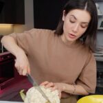 Fulya Zenginer Instagram - Saat 22.52 olsa da gelsin bu tarif ya şimdi ya hiç 😅 Bir de spoiler ; yeni bir çeşnici başı aldık tadım yapıyor bakın nasıl yapıyor 😅❤️ #food #cooking #cauliflowerrecipes #karnabahar