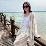 Fulya Zenginer Instagram - Tatilden kalma fotoğraflarımı buralara salmazsam olmaz 🙅🏽‍♀️ Ne yani şu anda bebek arabasıyla yürüyüşte milo beyi uyuturkenki fotolarımı mı koyacaktım / o da olabilir tabii yaparım biliyorsunuz🫠 Laf aramızda uyudu bebek bey ve yine laf aramızda bizimki 2 yaş ergenliğini doyasıya yaşıyor gerçekten bittim 😌 Umarım sizde durumlar daha iyidir 💘